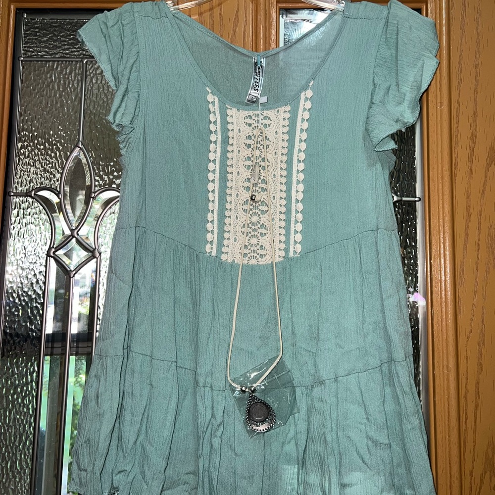 girls tee with necklace